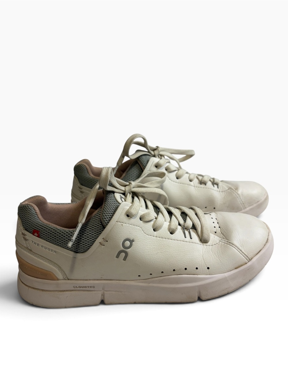 On The Roger Advantage Women’s 7 White CloudTec Tennis Sneakers